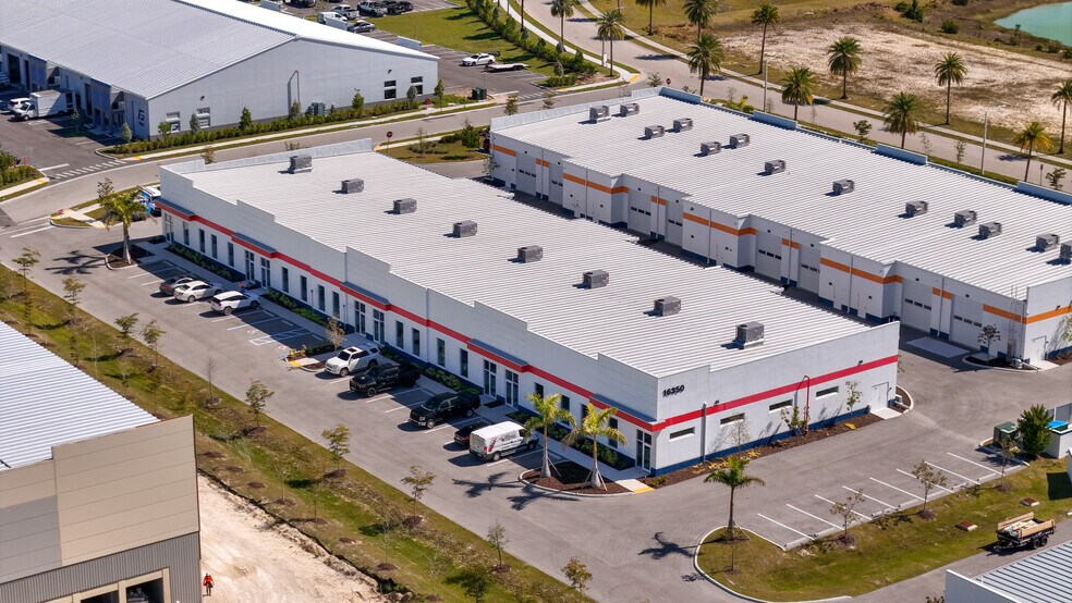 16350 Innovation Ln, Fort Myers, FL à louer - Photo de l’immeuble – Image 2 sur 9
