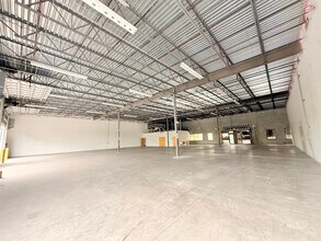 911 E Industrial Cir, Cape Coral, FL à louer Photo intérieure– Image 2 sur 7