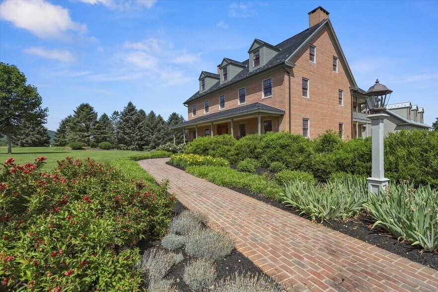 60 Southside Dr, Newville, PA à vendre - Photo de l’immeuble – Image 1 sur 49