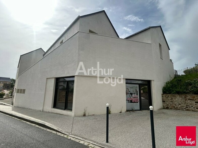 Local commercial dans Brécé à vendre - Photo de l’immeuble – Image 1 sur 4