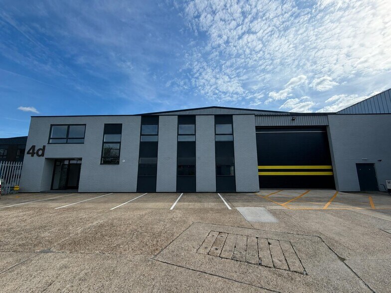 Swallowfield Way, Hayes à louer - Photo de l’immeuble – Image 2 sur 7