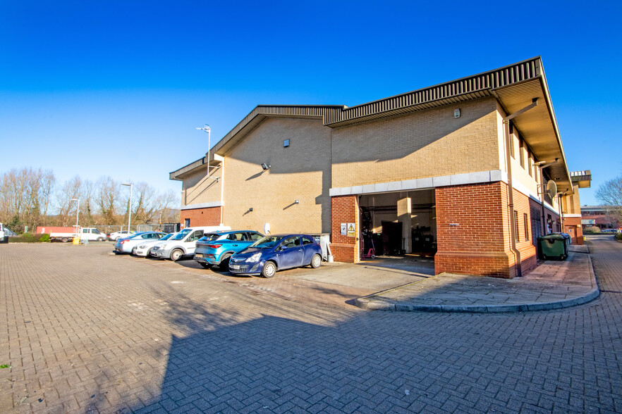 Honeycrock Ln, Redhill à louer - Photo de l’immeuble – Image 2 sur 7