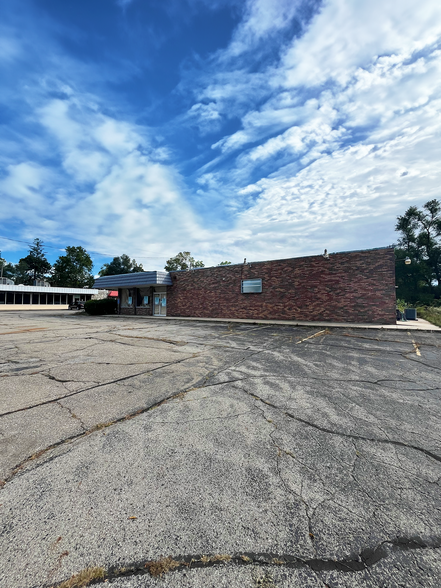 120 S Clark St, Albion, MI à vendre - Photo de l’immeuble – Image 1 sur 5