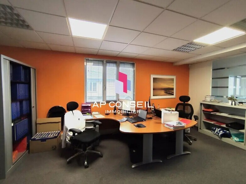 Bureau dans Voisins-le-Bretonneux à vendre - Photo de l’immeuble – Image 2 sur 5