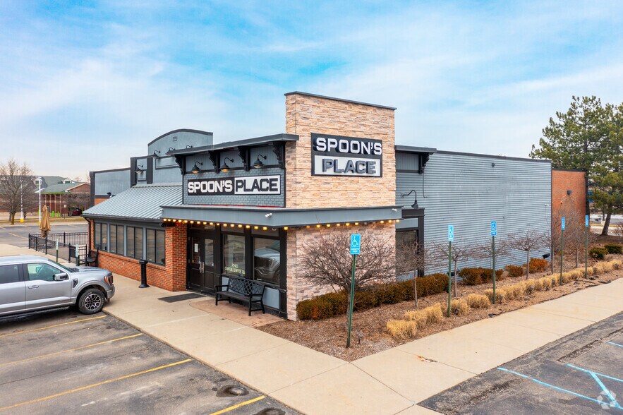 2240 N Canton Center Rd, Canton, MI à louer - Photo de l’immeuble – Image 3 sur 5