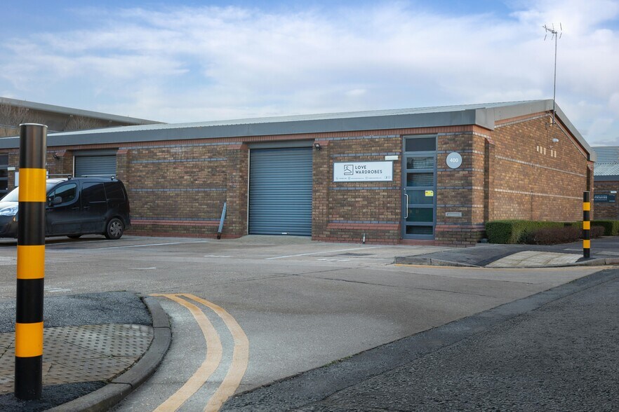 400 Montrose Ave, Slough à louer - Photo de l’immeuble – Image 3 sur 4