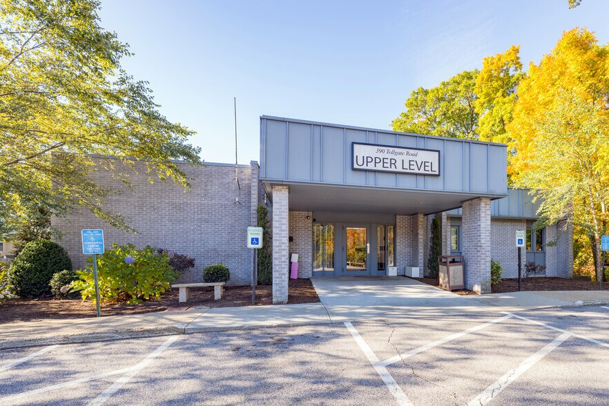 390 Toll Gate Rd, Warwick, RI à vendre - Photo de l’immeuble – Image 2 sur 10