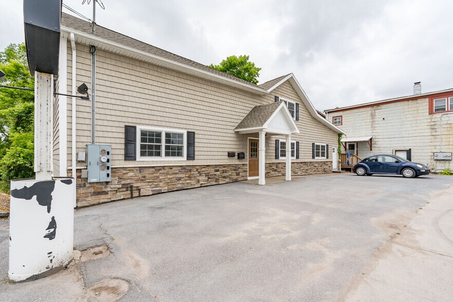 708 James St, Clayton, NY à vendre - Photo de l’immeuble – Image 2 sur 48