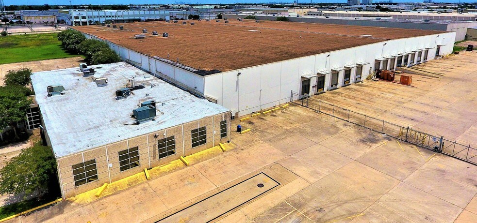 5661 Brittmoore Rd, Houston, TX à louer - Photo de l’immeuble – Image 3 sur 11