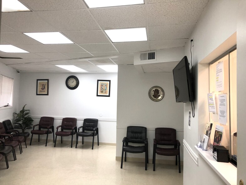 116 Broadway, Amityville, NY à louer - Photo de l’immeuble – Image 3 sur 22