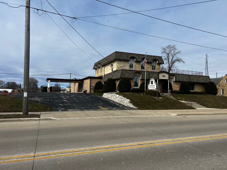 1122 S 8th St, Manitowoc, WI à vendre - Photo de l’immeuble – Image 2 sur 4
