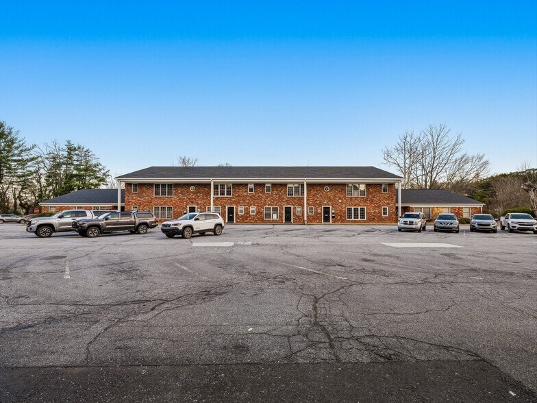 5 Doctors Park, Asheville, NC à vendre - Photo principale – Image 1 sur 20