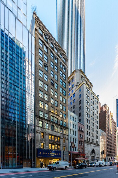 119-128 W 57th St, New York, NY à louer - Photo de l’immeuble – Image 2 sur 12