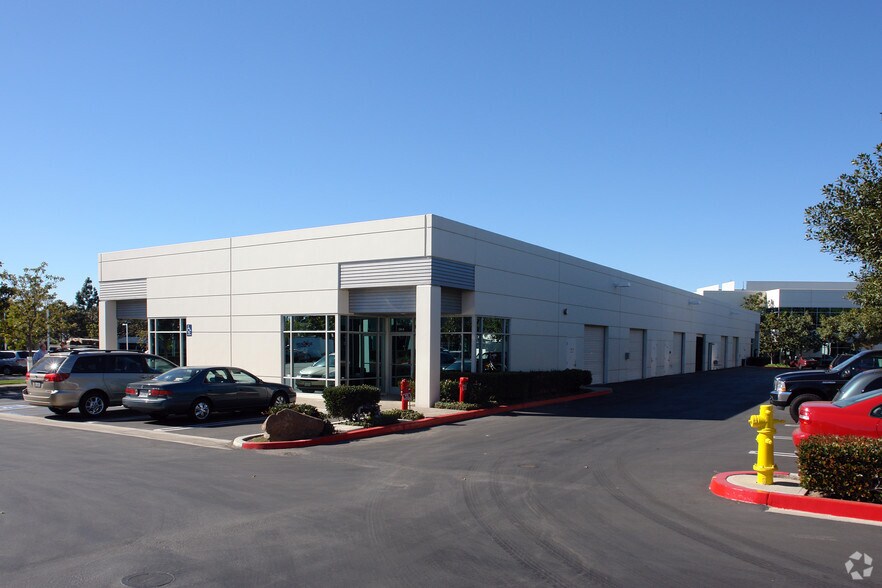 216 Technology Dr, Irvine, CA à louer - Photo de l’immeuble – Image 3 sur 15