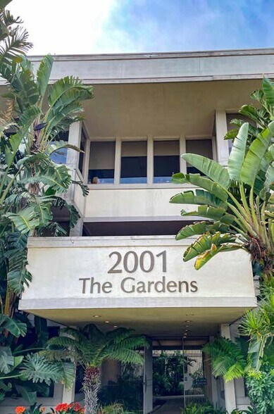 2001 S Barrington Ave, Los Angeles, CA à louer - Photo de l’immeuble – Image 1 sur 9