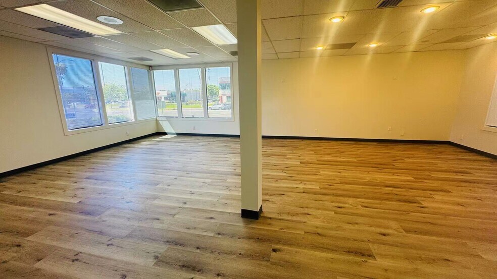14471 Chambers Rd, Tustin, CA à louer - Photo de l’immeuble – Image 3 sur 17