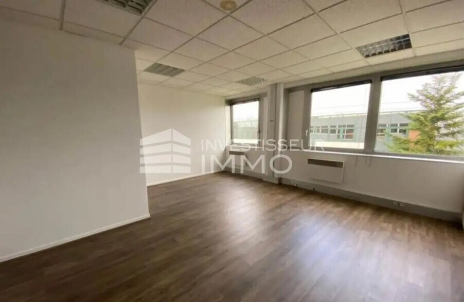Bureau dans Mitry-Mory à louer - Photo de l’immeuble – Image 1 sur 4