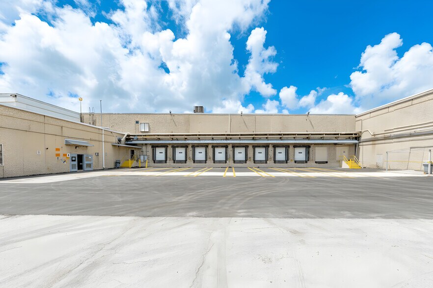 18770 NE 6th Ave, Miami, FL à louer - Photo de l’immeuble – Image 1 sur 24