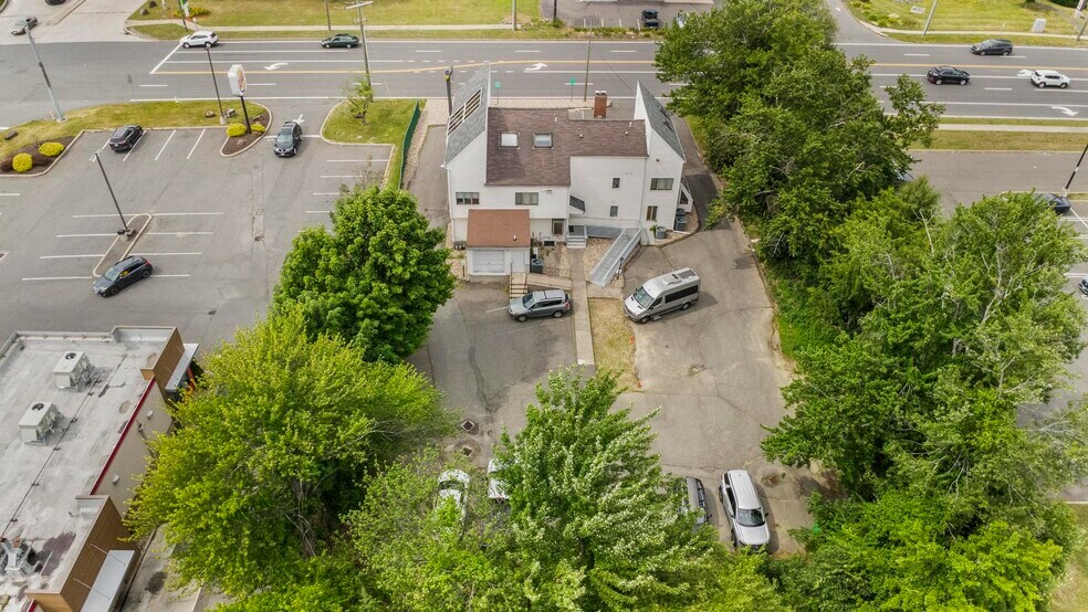 1842 Meriden Waterbury Tpke, Southington, CT à vendre - Photo de l’immeuble – Image 3 sur 14