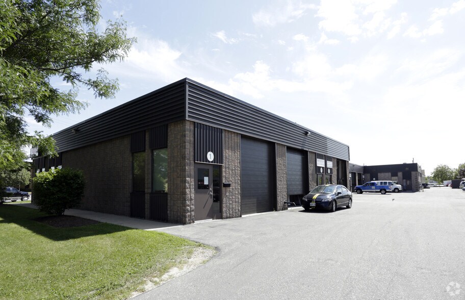160 Frobisher Dr, Waterloo, ON à louer - Photo de l’immeuble – Image 2 sur 6