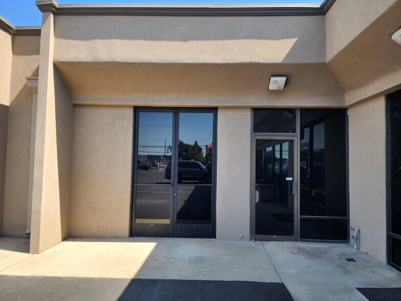 5771-5791 E Shields Ave, Fresno, CA à louer - Photo de l’immeuble – Image 2 sur 13