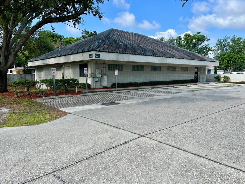 4224 N Tampania Ave, Tampa, FL à vendre - Photo de l’immeuble – Image 1 sur 11