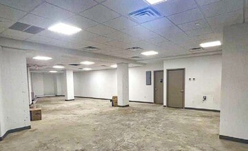 132-77 Metropolitan Avenue, Kew Gardens, NY à louer Photo intérieure– Image 2 sur 2