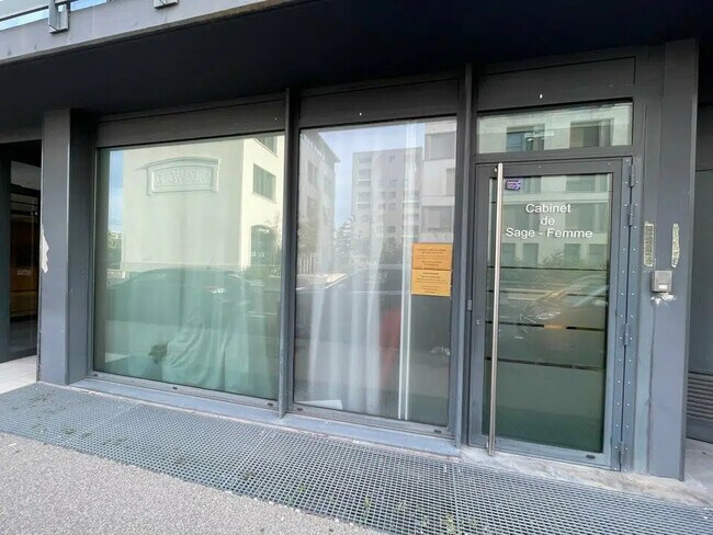 Plus de détails pour Local commercial à louer