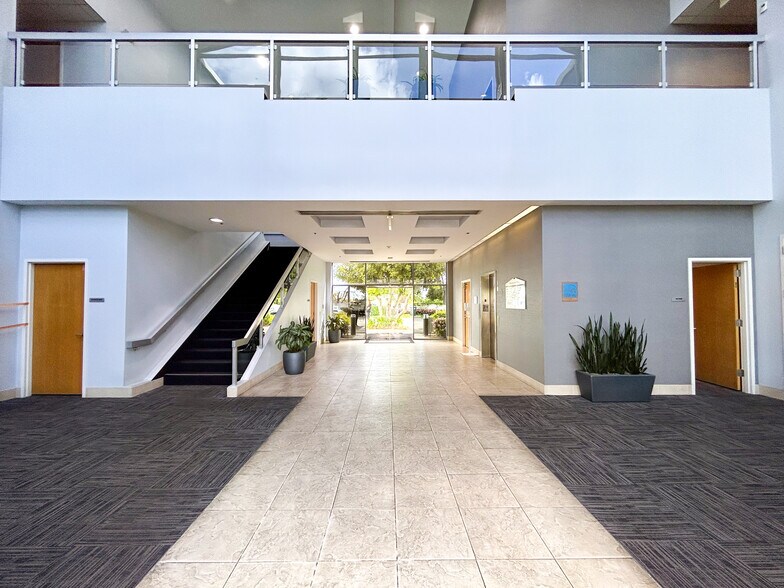 222 E Huntington Dr, Monrovia, CA à louer - Photo de l’immeuble – Image 3 sur 10