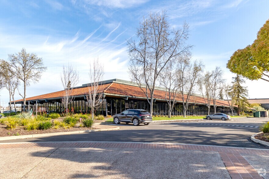 890 Tasman Dr, Milpitas, CA à louer - Photo de l’immeuble – Image 1 sur 8