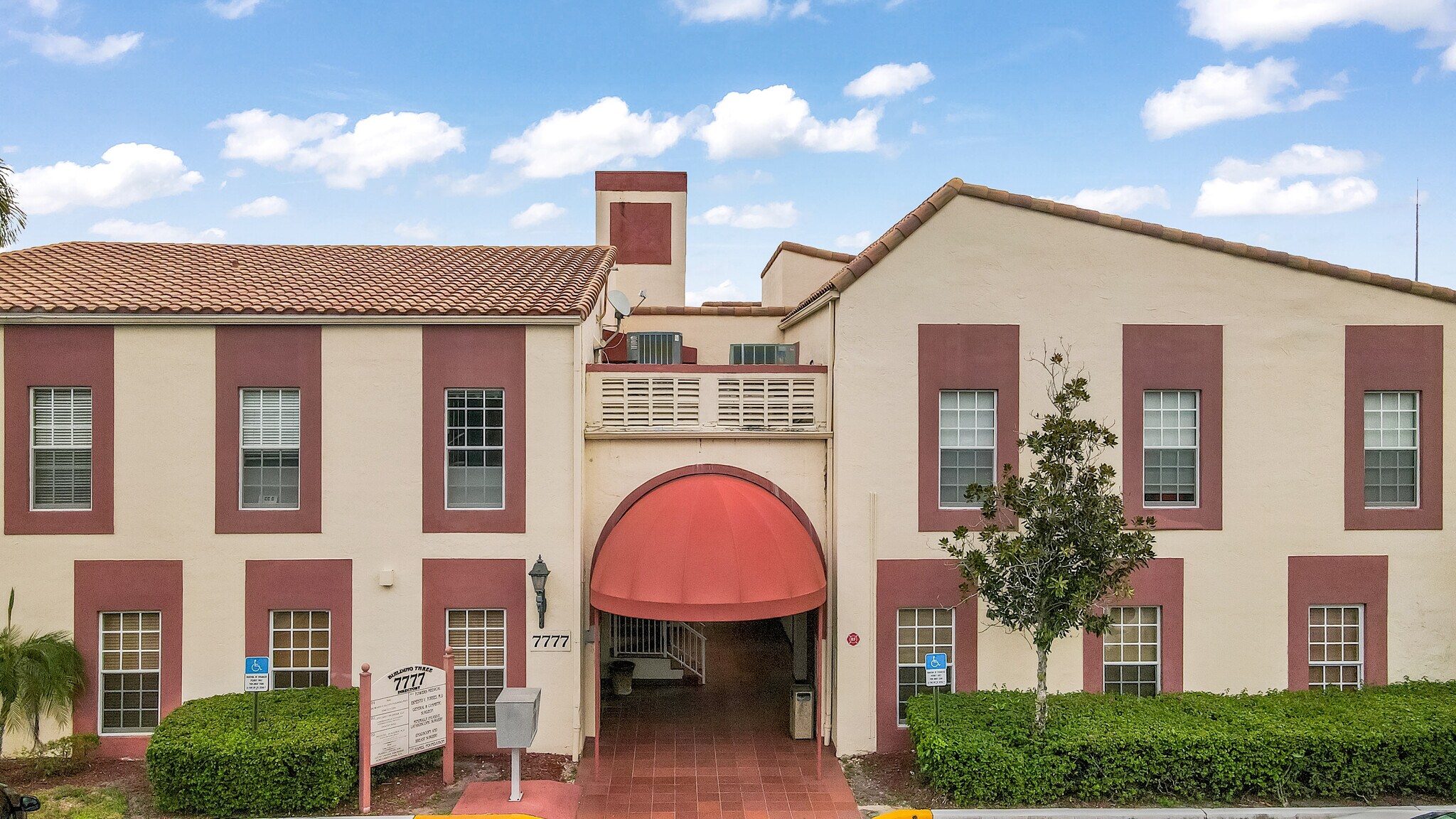 7777 N University Dr, Tamarac, FL à vendre Photo principale– Image 1 sur 90
