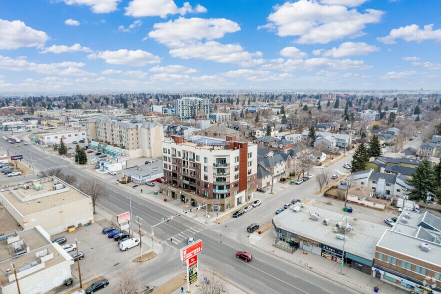 1402 Centre A St NE, Calgary, AB à vendre - Aérien – Image 3 sur 5
