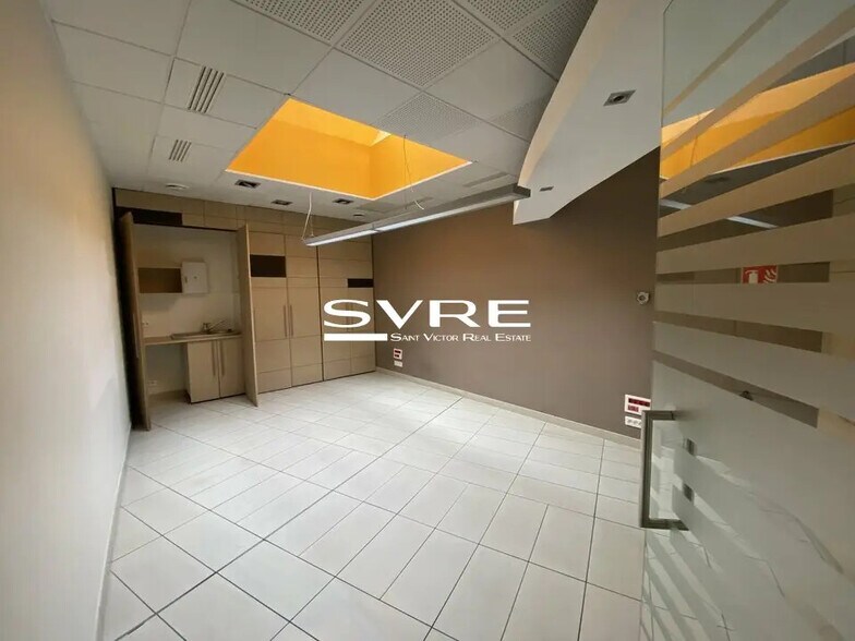 Local commercial dans Marseille à louer - Photo de l’immeuble – Image 3 sur 11