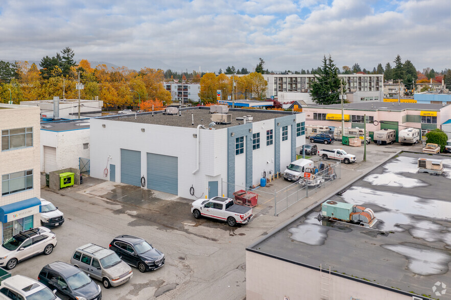 6991 Curragh Av, Burnaby, BC à louer - Photo de l’immeuble – Image 2 sur 14