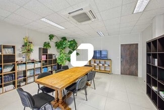 Plus de détails pour 2 Rue De La Haie Aux Vaches, Les Essarts-le-Roi - Bureau à vendre