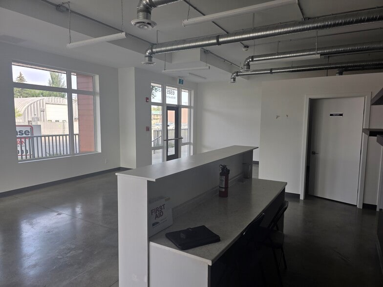 6501 Calgary Trl NW, Edmonton, AB à louer - Photo de l’immeuble – Image 2 sur 8