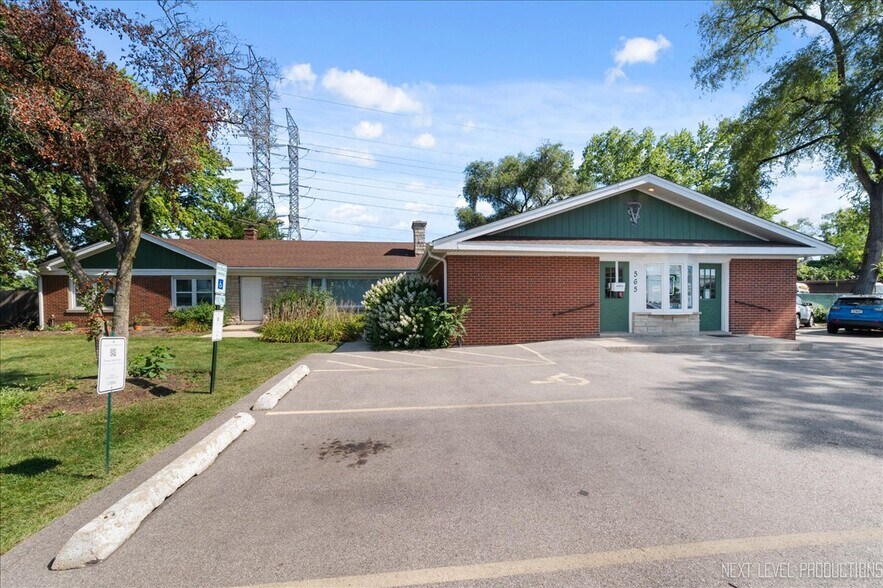 565 E Saint Charles Rd, Carol Stream, IL à vendre - Photo de l’immeuble – Image 2 sur 16