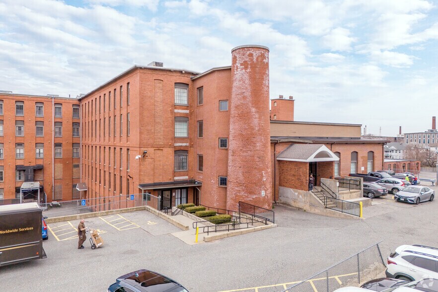 1565-1567 N Main St, Fall River, MA à louer - Photo de l’immeuble – Image 1 sur 5