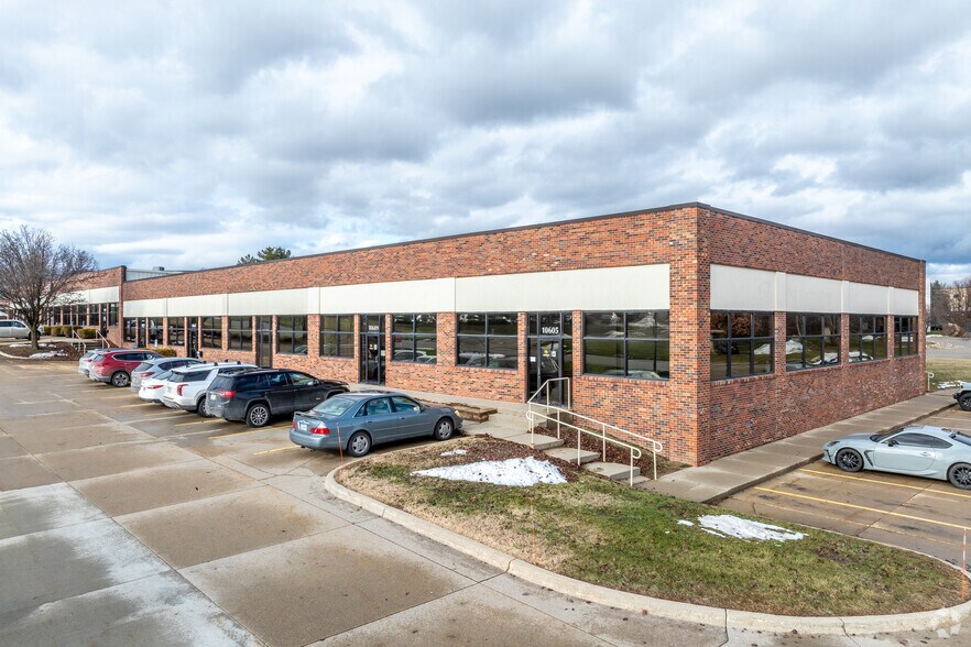 10607-10647 Justin Dr, Urbandale, IA à louer - Photo principale – Image 1 sur 4