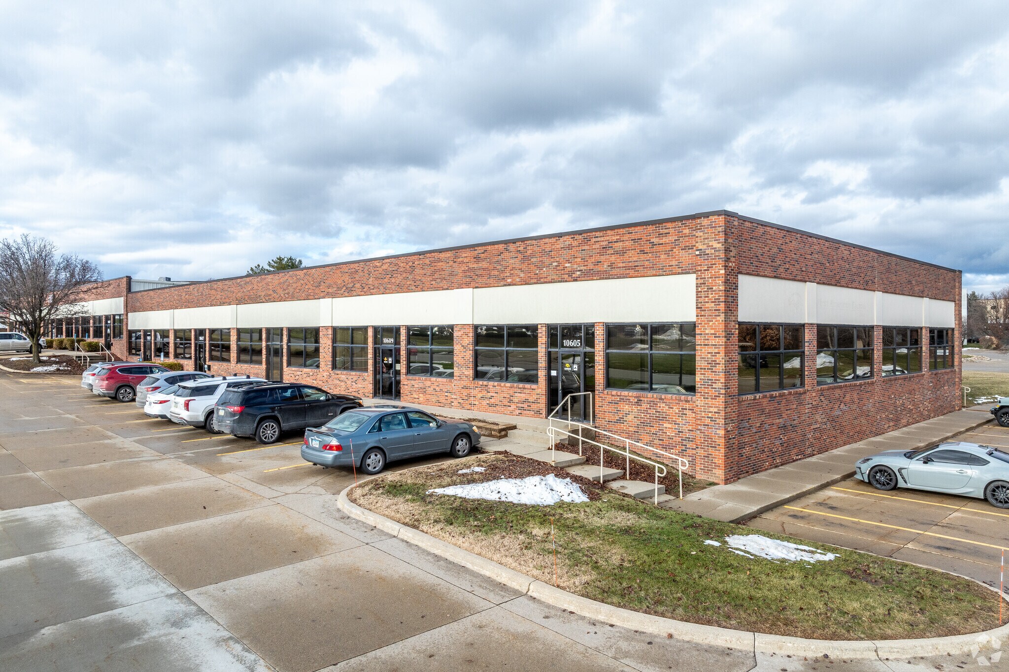 10607-10647 Justin Dr, Urbandale, IA à louer Photo principale– Image 1 sur 5