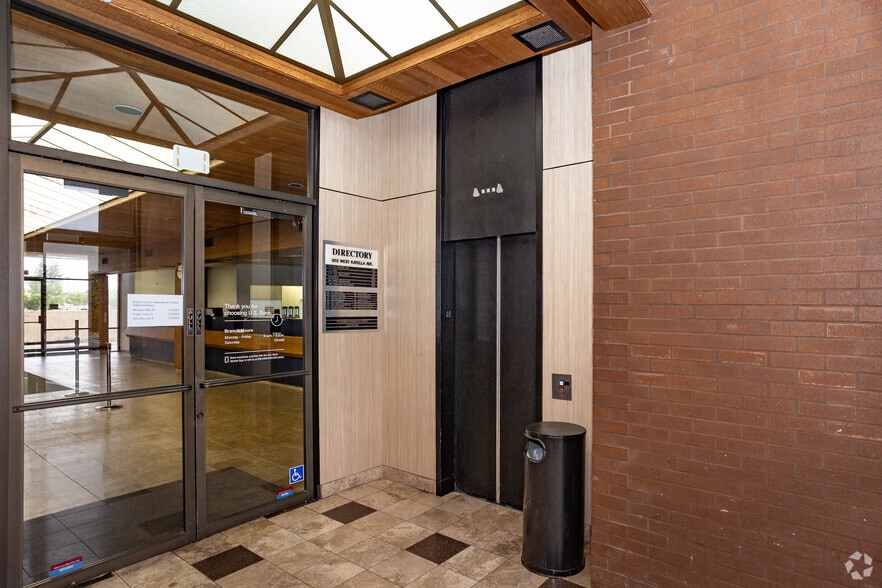 303 W Katella Ave, Orange, CA à louer - Hall d’entrée – Image 3 sur 14