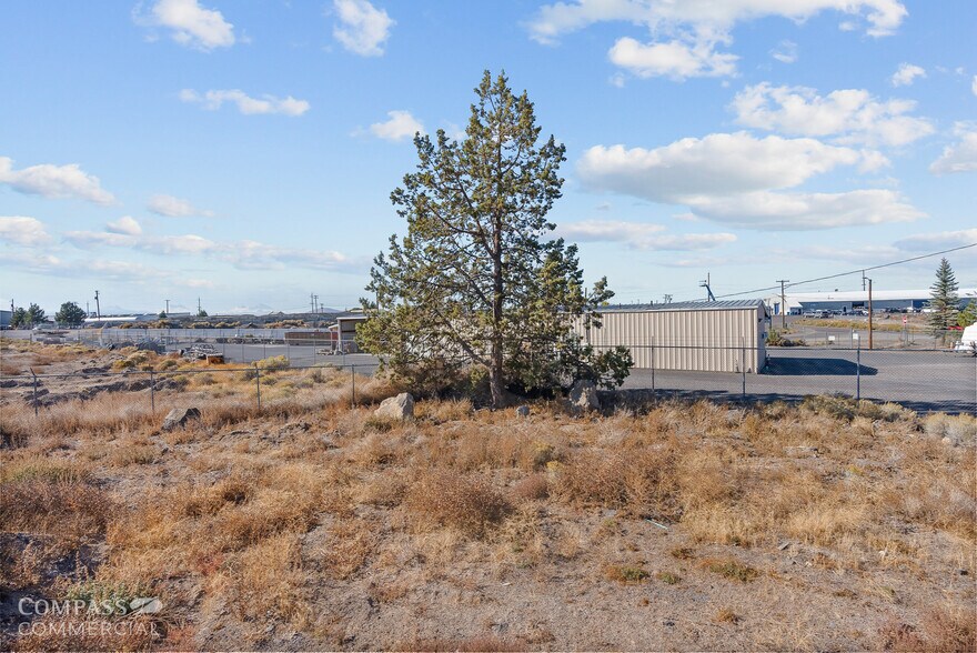 498 SW Veterans Way, Redmond, OR à vendre - Photo de l’immeuble – Image 2 sur 14