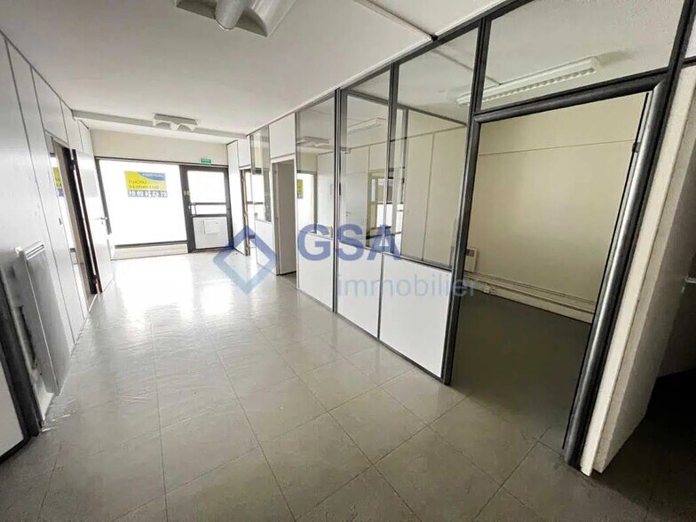 Bureau dans Évry-Courcouronnes à louer - Photo de l’immeuble – Image 1 sur 4