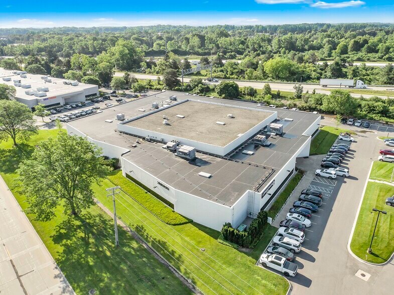 38555 Hills Tech Dr, Farmington Hills, MI à louer - Photo de l’immeuble – Image 1 sur 9