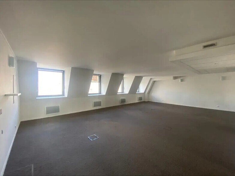 66 Bis Rue Laferrière, Paris à louer - Photo de l’immeuble – Image 1 sur 7