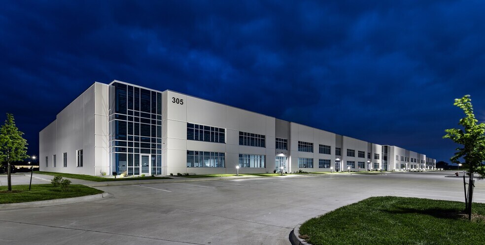 305 Adventureland Drive NW, Altoona, IA à louer - Photo de l’immeuble – Image 3 sur 11