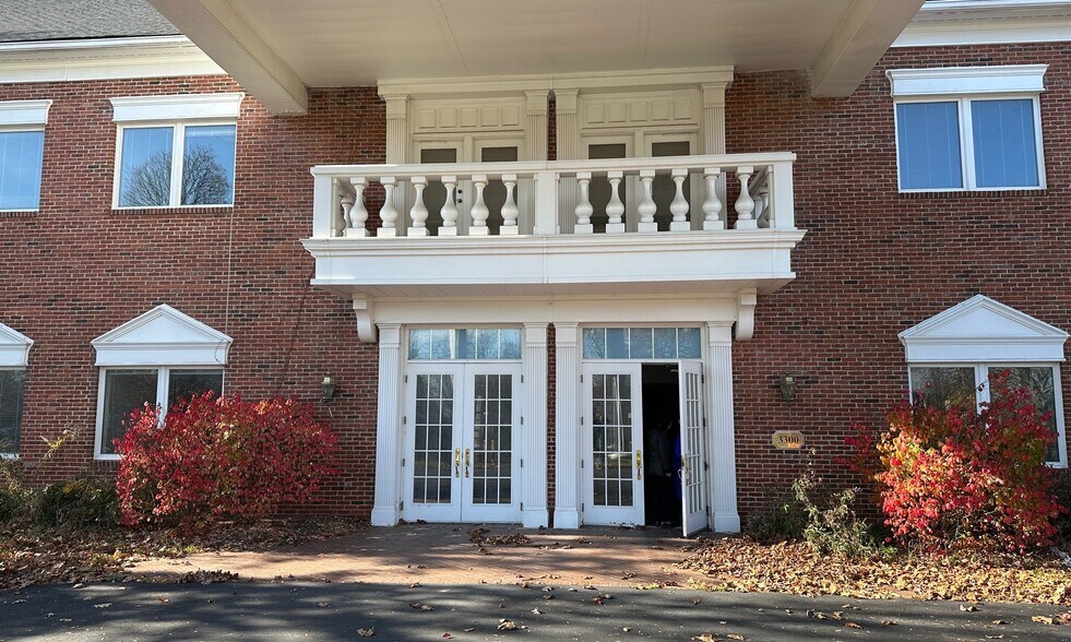 3300 University Dr, Auburn Hills, MI à louer - Photo de l’immeuble – Image 3 sur 26