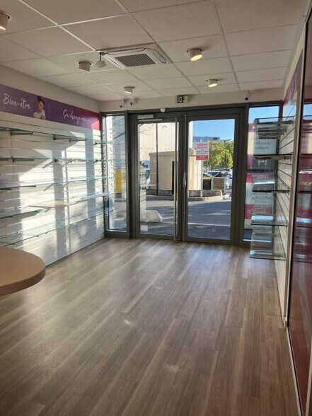 Local commercial dans Roquebrune Sur Argens à vendre - Photo intérieure – Image 2 sur 13