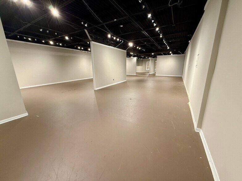 320 E Commerce Ave, High Point, NC à vendre - Photo de l’immeuble – Image 2 sur 6