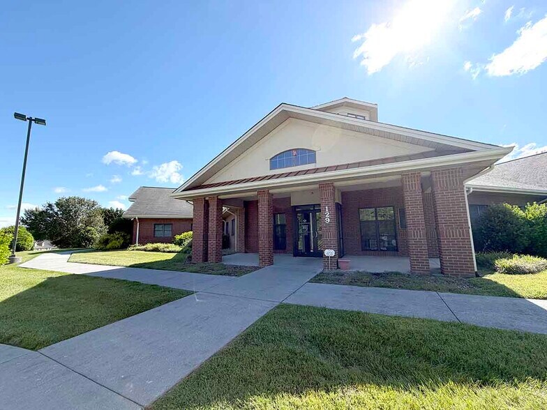 129 Boone Ridge Dr, Johnson City, TN à louer - Photo de l’immeuble – Image 2 sur 5
